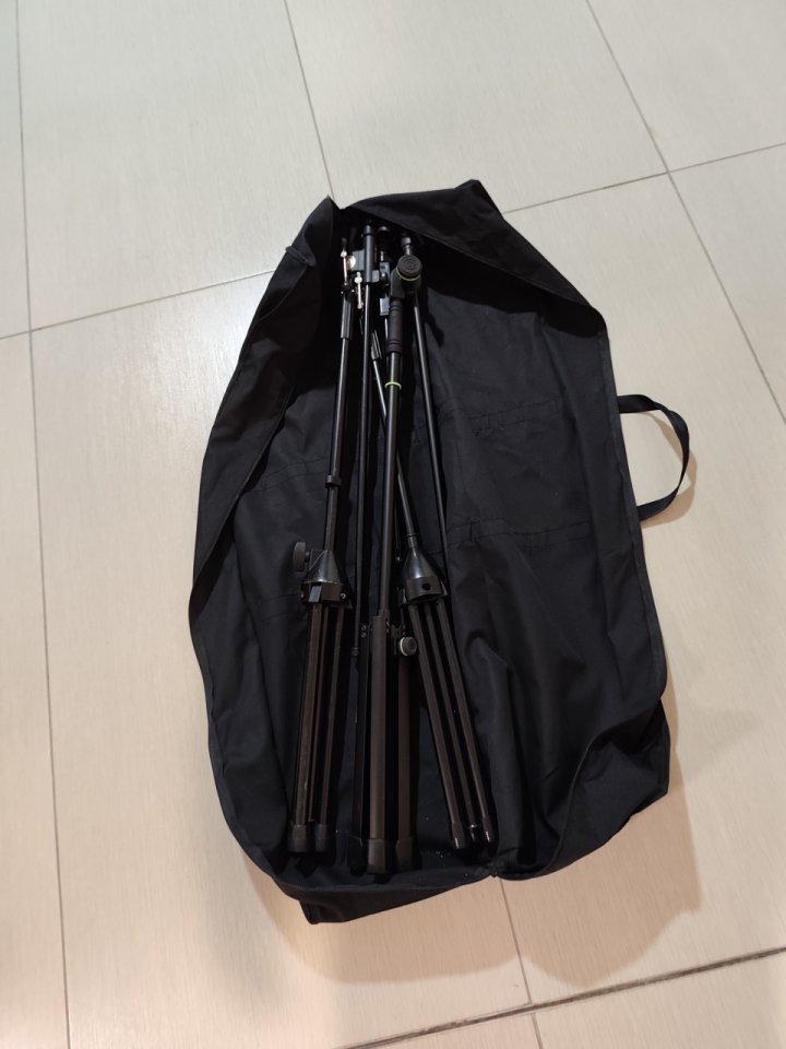 Cuatro pies de micro de segunda mano · Foto 1 de 2 · Sevilla · 50 €