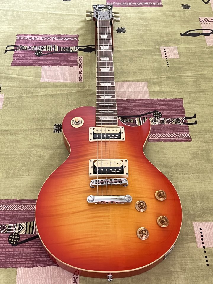 Vintage V100 Les Paul Flame Cherry Sunburst con estuche