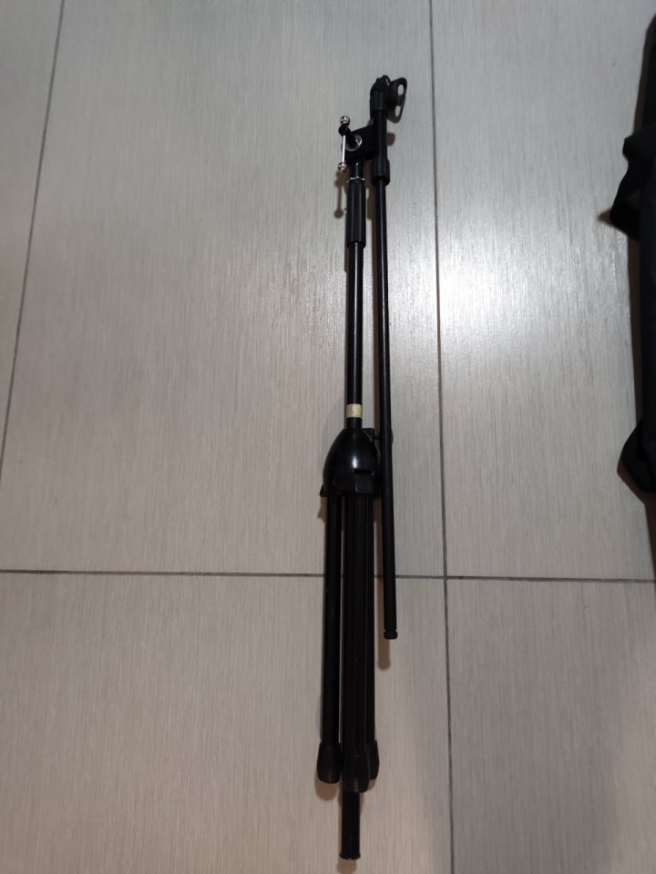 Cuatro pies de micro de segunda mano · Foto 2 de 2 · Sevilla · 50 €