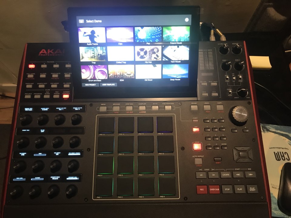 Akai mpcx.  Como nuevo (regalo 15 expansiones)