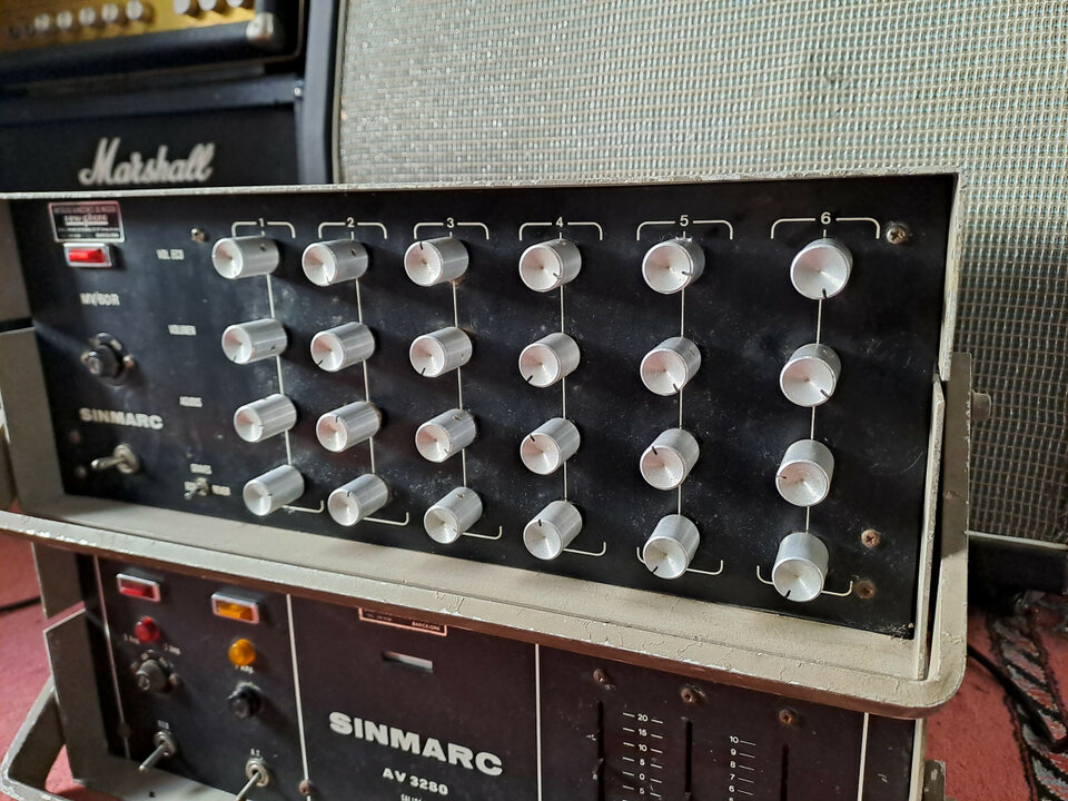 Previo a valvulas sinmarc MV60 R de los años70