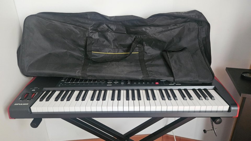 Novation Impulse 61 z Teclado Controlador MIDI + Soporte + Funda de segunda mano · Foto 1 de 7 · Barcelona · 120 €