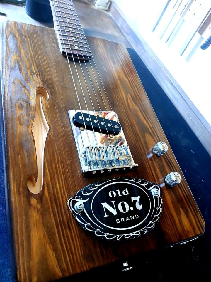 Mojo Guitars Cigarbox Jack Daniels de cuerpo solido, estilo Telecaster. de segunda mano · Foto 3 de 5 · Sevilla · 325 €