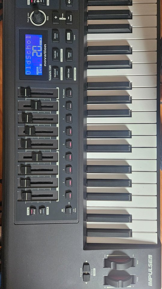 Novation Impulse 61 z Teclado Controlador MIDI + Soporte + Funda de segunda mano · Foto 2 de 7 · Barcelona · 120 €