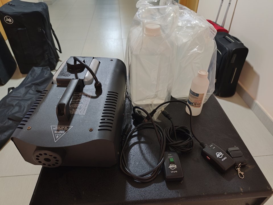 Maquina de humo con funda de segunda mano · Foto 1 de 2 · Sevilla · 90 €