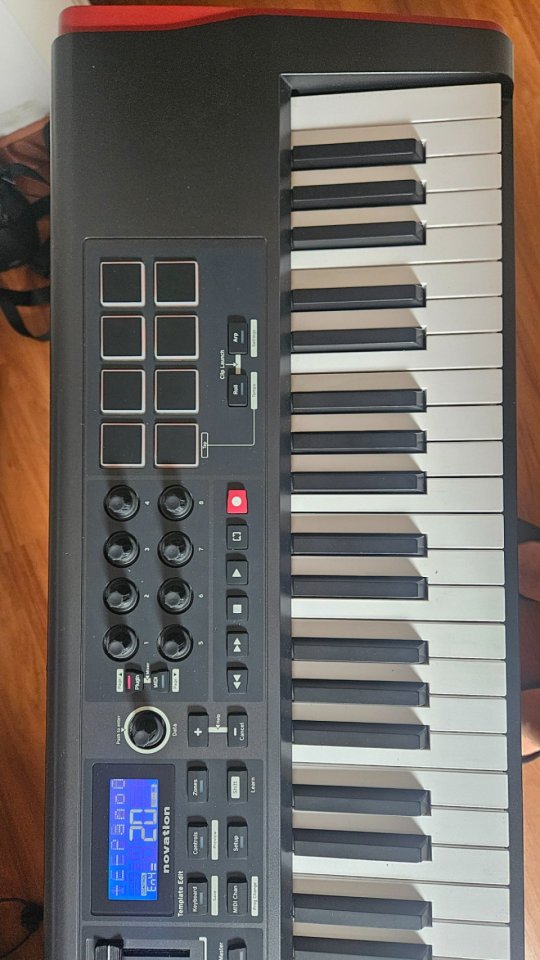 Novation Impulse 61 z Teclado Controlador MIDI + Soporte + Funda de segunda mano · Foto 3 de 7 · Barcelona · 120 €