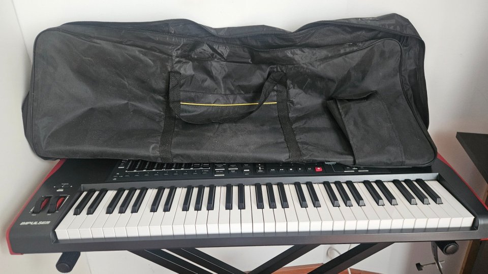 Novation Impulse 61 z Teclado Controlador MIDI + Soporte + Funda de segunda mano · Foto 4 de 7 · Barcelona · 120 €