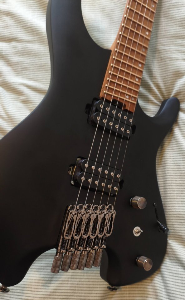 Ibanez QX52 headless mejorada