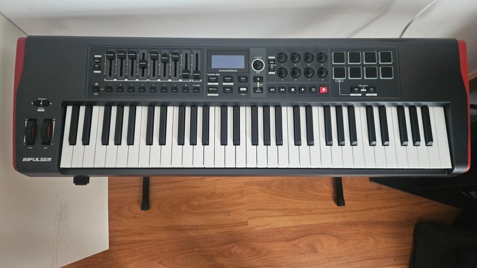 Novation Impulse 61 z Teclado Controlador MIDI + Soporte + Funda de segunda mano · Foto 5 de 7 · Barcelona · 120 €