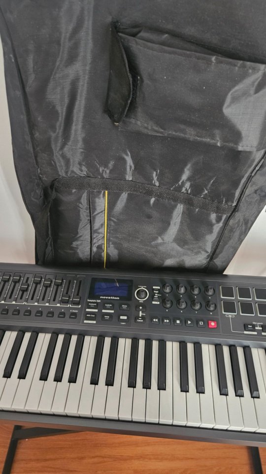 Novation Impulse 61 z Teclado Controlador MIDI + Soporte + Funda de segunda mano · Foto 6 de 7 · Barcelona · 120 €