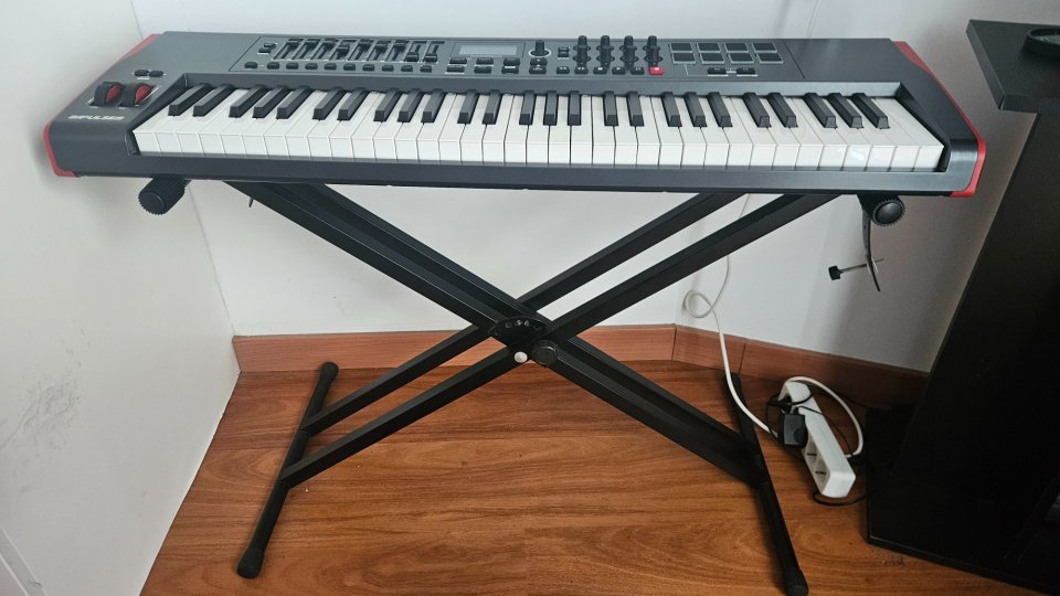Novation Impulse 61 z Teclado Controlador MIDI + Soporte + Funda de segunda mano · Foto 7 de 7 · Barcelona · 120 €