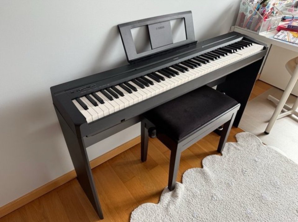 Yamaha P-45 + mueble + banqueta + pedal sustain de segunda mano · Foto 1 de 10 · Pontevedra · 372 €