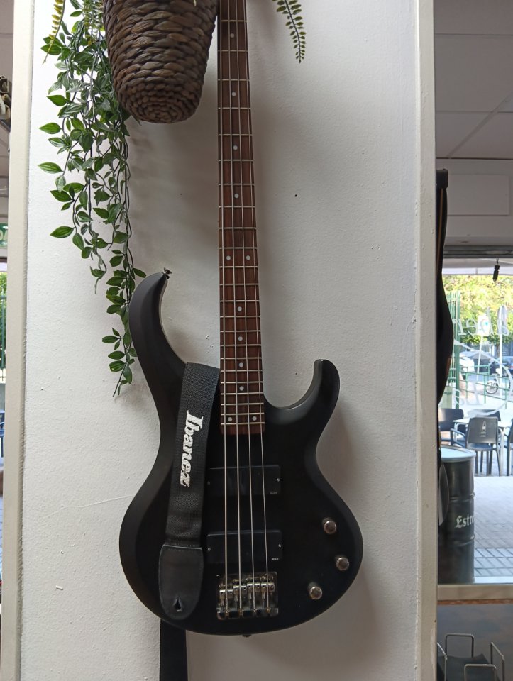 Bajo ibanez de segunda mano · Foto 9 de 10 · Sevilla · 250 €