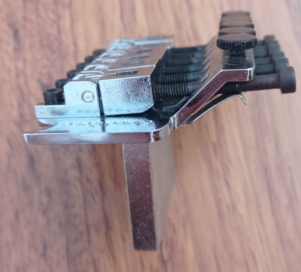 Puente para guitarra eléctrica Floyd Rose Original de segunda mano · Foto 9 de 9 · Cuenca · 225 €