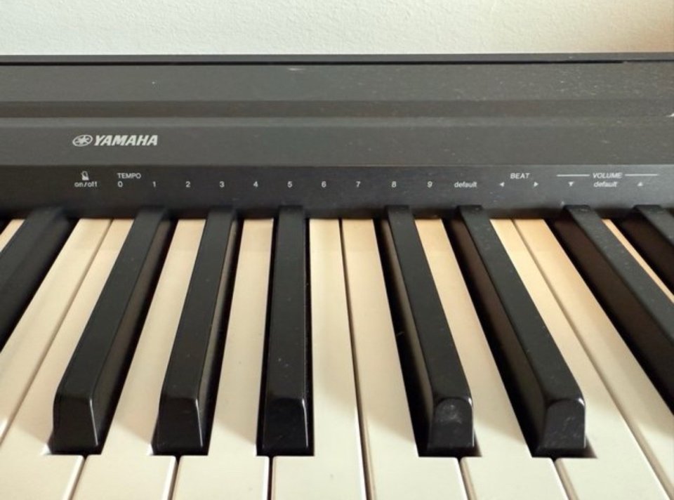 Yamaha P-45 + mueble + banqueta + pedal sustain de segunda mano · Foto 2 de 10 · Pontevedra · 372 €