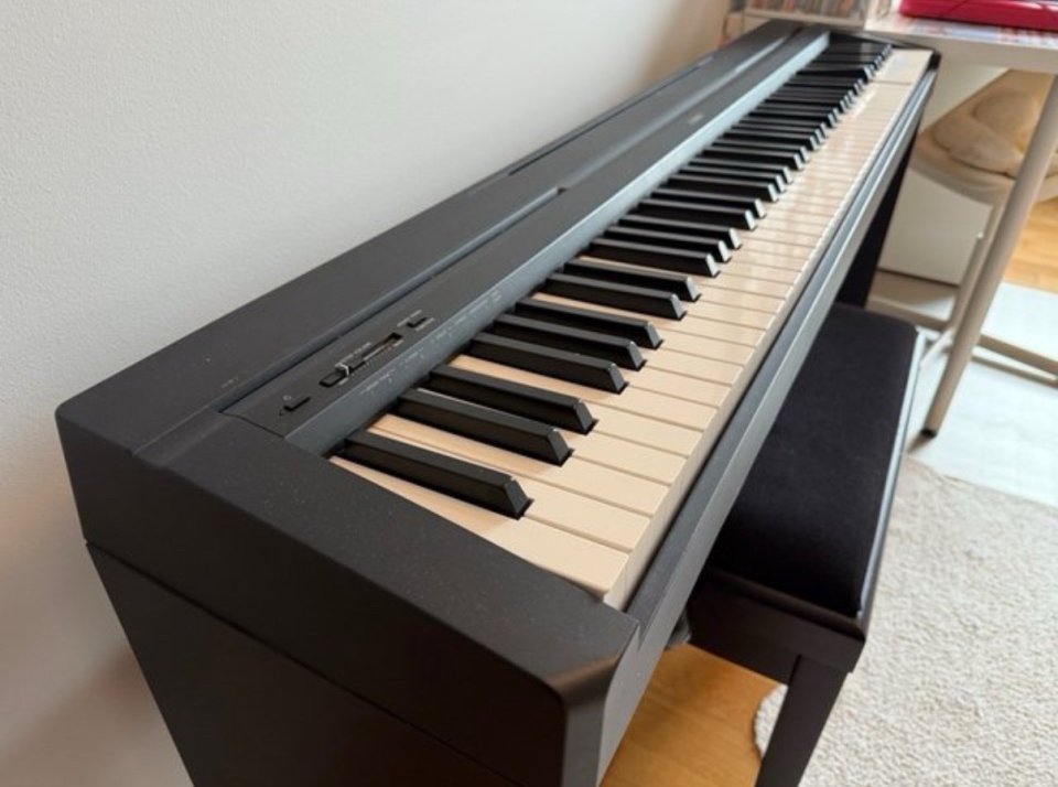 Yamaha P-45 + mueble + banqueta + pedal sustain de segunda mano · Foto 3 de 10 · Pontevedra · 372 €