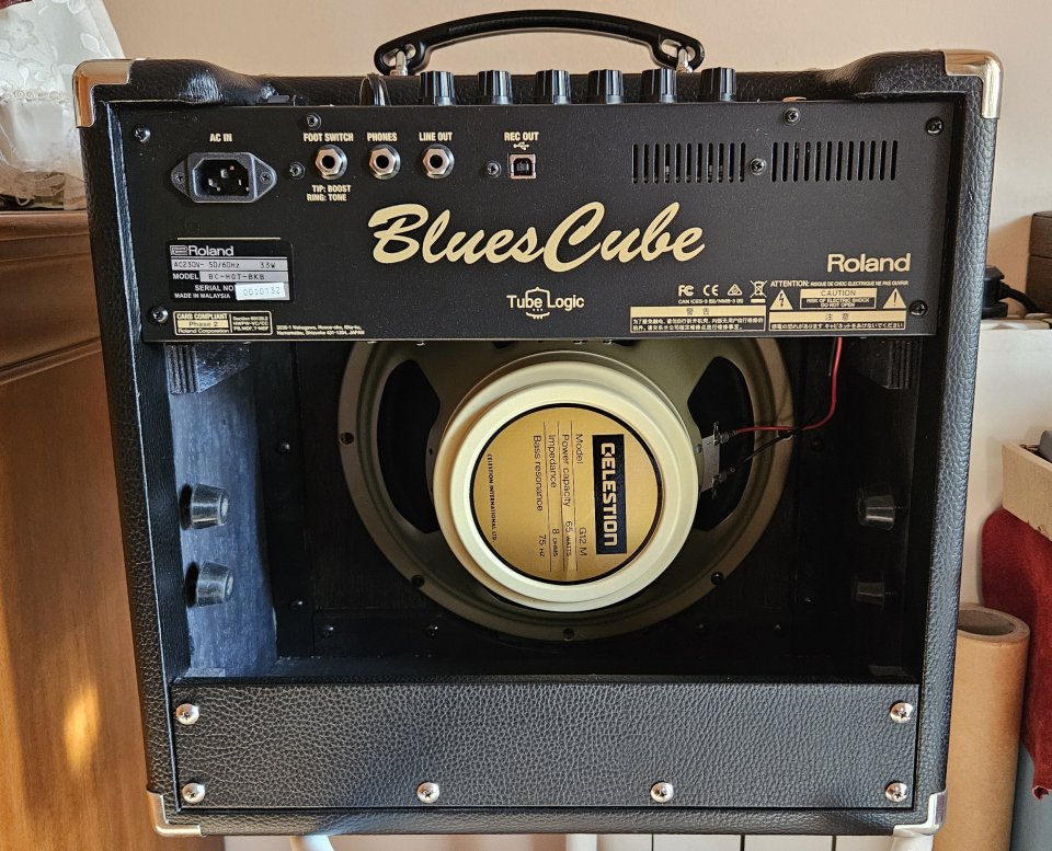 Roland Blues Cube Hot British EL84 Modified + Celestion Creamback de segunda mano · Foto 2 de 10 · Tarragona · 490 €