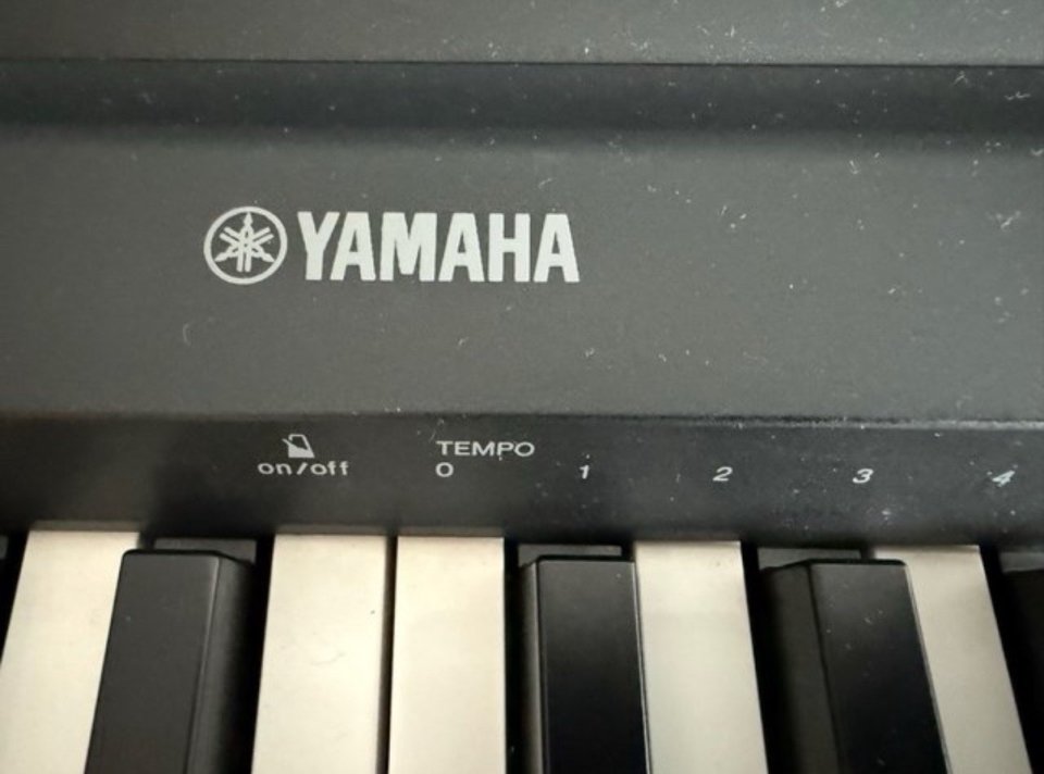 Yamaha P-45 + mueble + banqueta + pedal sustain de segunda mano · Foto 4 de 10 · Pontevedra · 372 €
