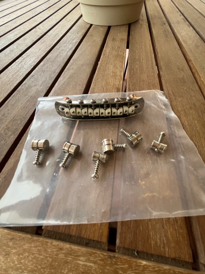 Puente Fender jaguar, jazzmaster y Mustang con graph tech + regalo de segunda mano · Foto 1 de 6 · Valencia · 40 €