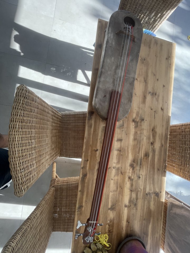 Guembass. Mini contrabajo. Mezcla entre guembri y bajo de segunda mano · Foto 1 de 4 · Barcelona · 650 €