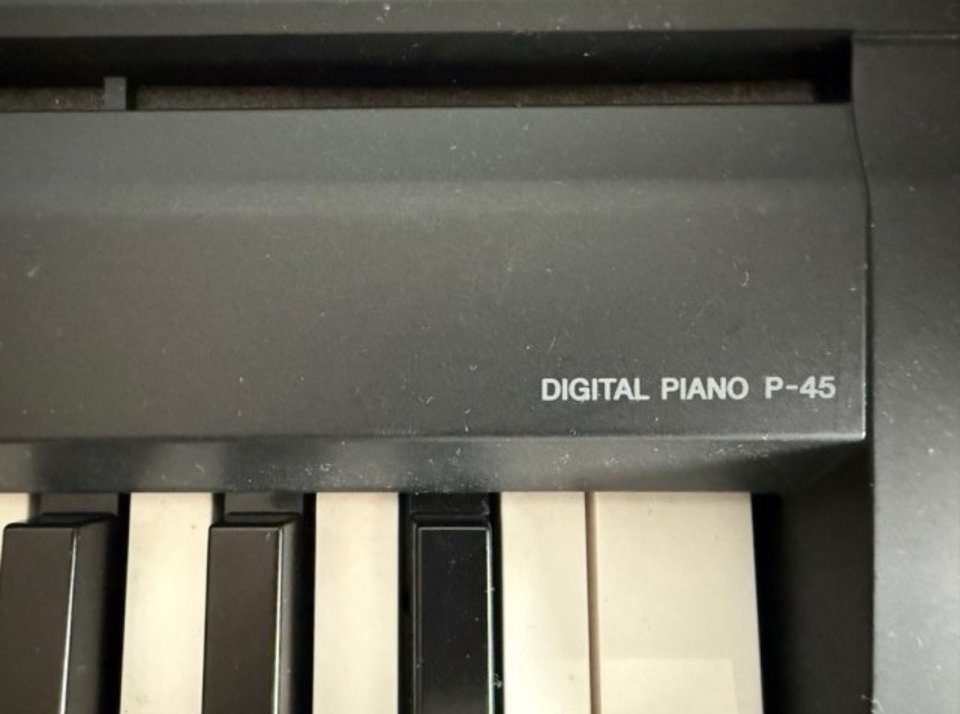 Yamaha P-45 + mueble + banqueta + pedal sustain de segunda mano · Foto 6 de 10 · Pontevedra · 372 €