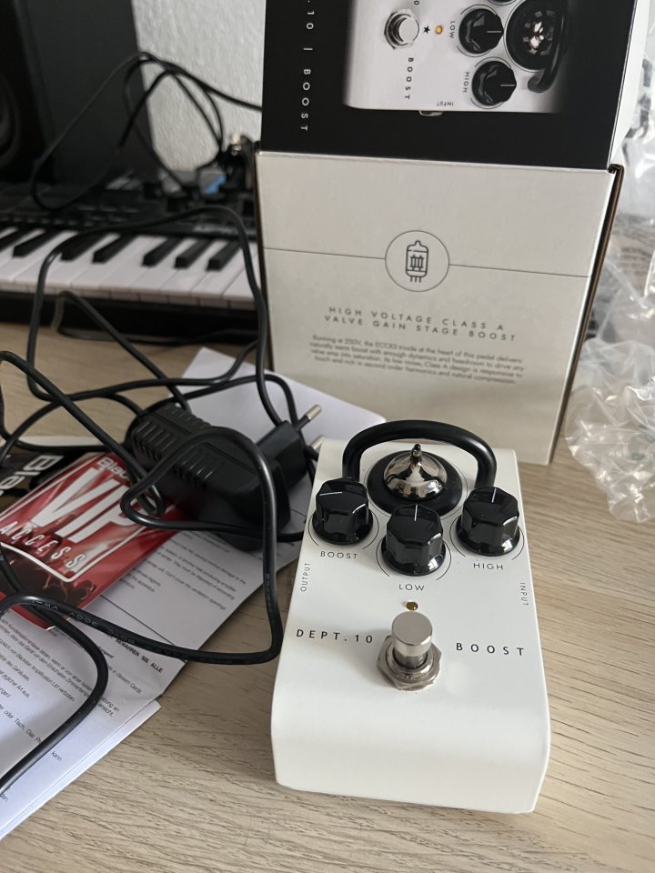 EQD Special Cranker, EHX Deluxe Big Muff y Pitch Fork, Drunk Beaver Bat Cold War V2, Blackstar Dept 10 Boost de segunda mano · Foto 7 de 8 · Sevilla