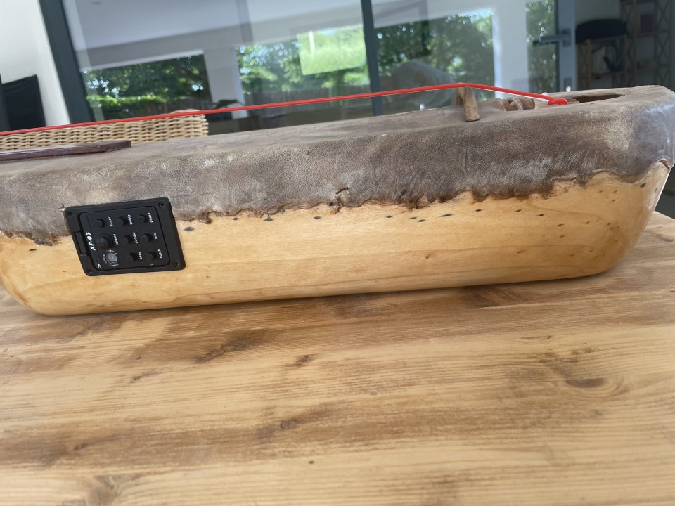 Guembass. Mini contrabajo. Mezcla entre guembri y bajo de segunda mano · Foto 2 de 4 · Barcelona · 650 €