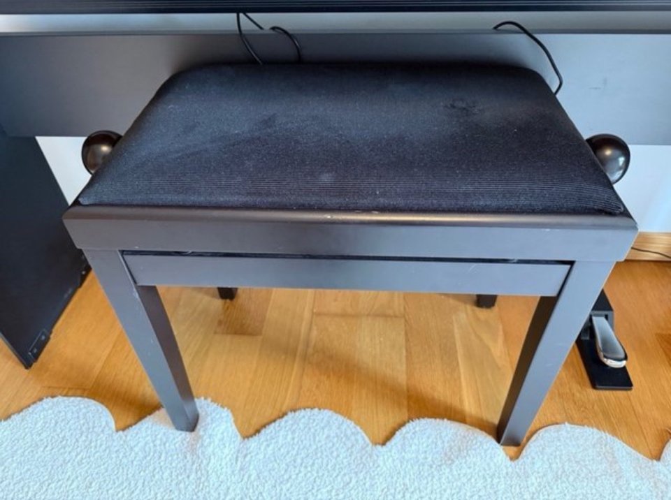 Yamaha P-45 + mueble + banqueta + pedal sustain de segunda mano · Foto 7 de 10 · Pontevedra · 372 €