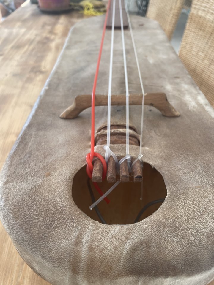 Guembass. Mini contrabajo. Mezcla entre guembri y bajo de segunda mano · Foto 3 de 4 · Barcelona · 650 €