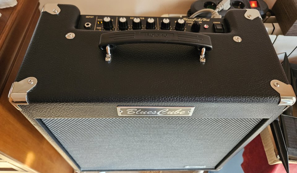 Roland Blues Cube Hot British EL84 Modified + Celestion Creamback de segunda mano · Foto 6 de 10 · Tarragona · 490 €