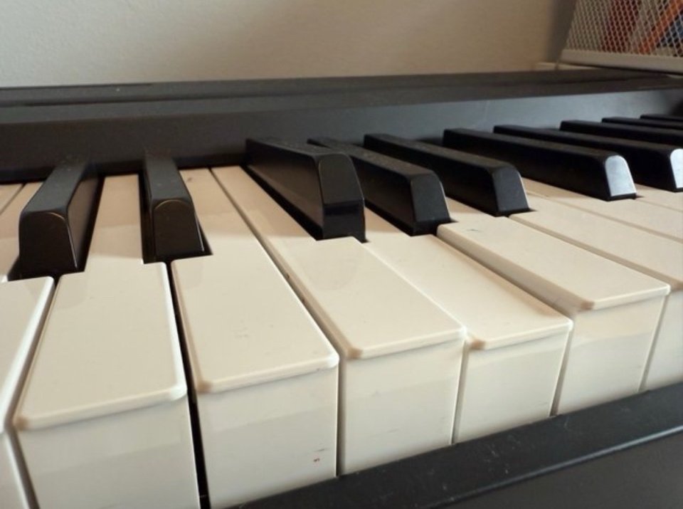 Yamaha P-45 + mueble + banqueta + pedal sustain de segunda mano · Foto 8 de 10 · Pontevedra · 372 €
