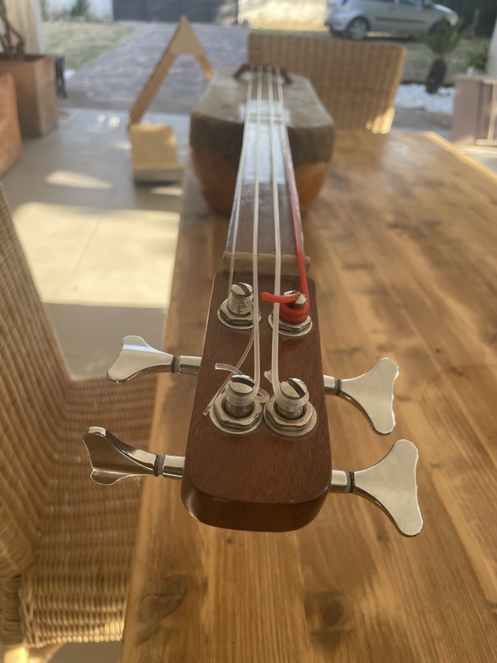 Guembass. Mini contrabajo. Mezcla entre guembri y bajo de segunda mano · Foto 4 de 4 · Barcelona · 650 €