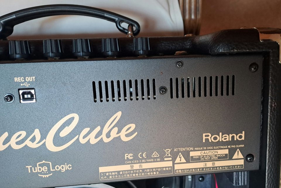 Roland Blues Cube Hot British EL84 Modified + Celestion Creamback de segunda mano · Foto 8 de 10 · Tarragona · 490 €