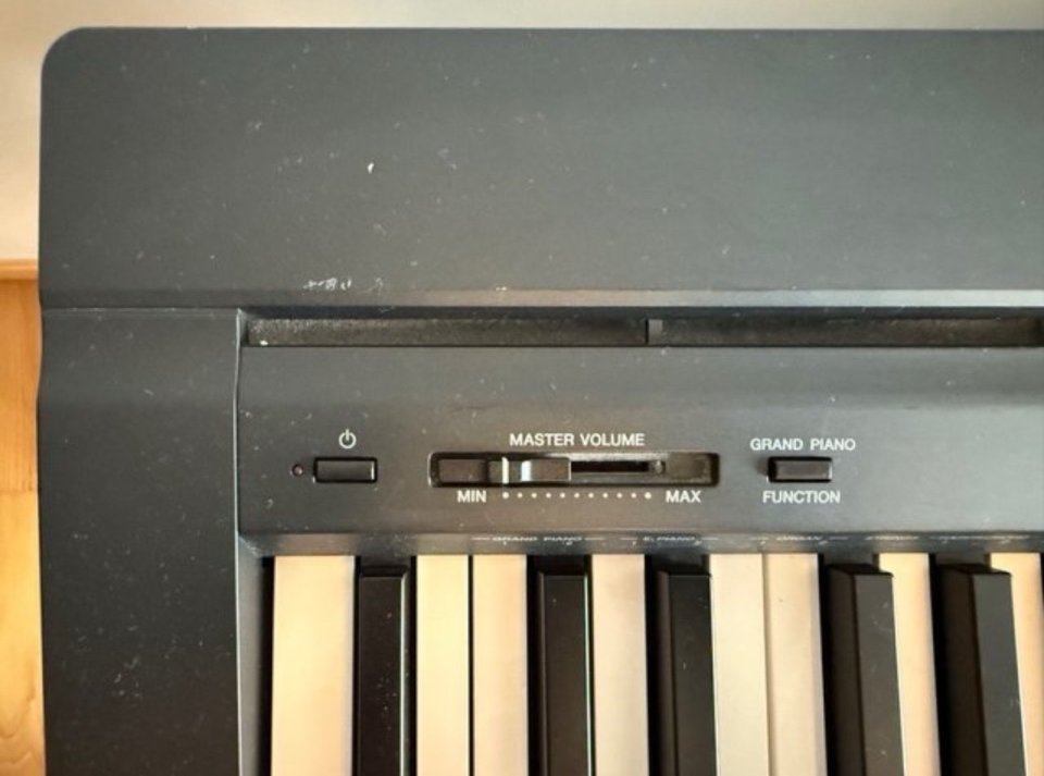 Yamaha P-45 + mueble + banqueta + pedal sustain de segunda mano · Foto 10 de 10 · Pontevedra · 372 €