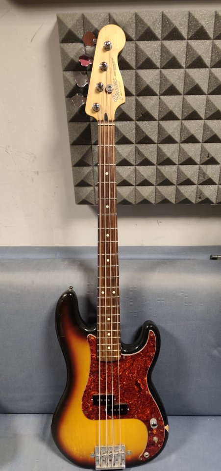 Fender Standard Precision Bass de segunda mano · Foto 1 de 10 · Sevilla · 800 €