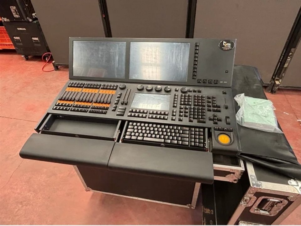 MA Lighting GrandMA2 Light + Flight case de segunda mano · Foto 1 de 2 · Badajoz · 2000 €