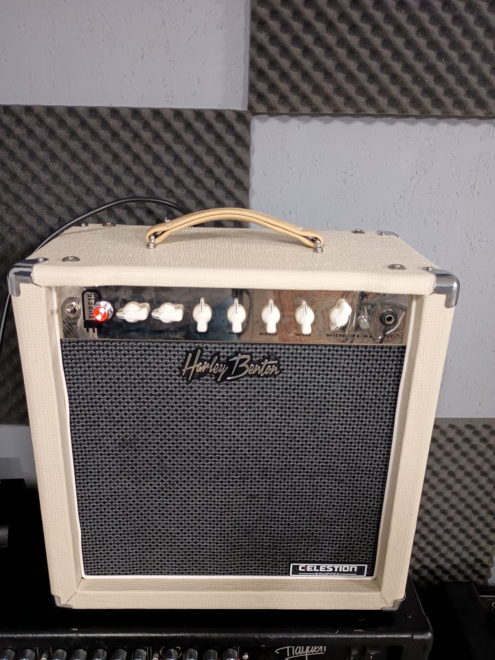 Amplificador Harley Benton 1x12 tube 15