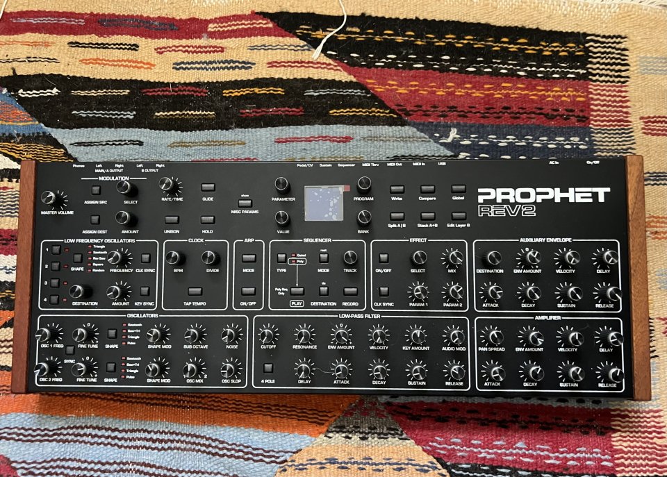Prophet rev 2 dektop 8 voices de segunda mano · Foto 1 de 3 · Asturias · 1300 €