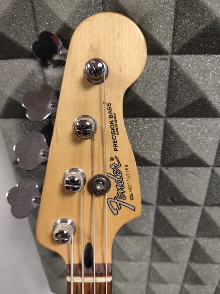 Fender Standard Precision Bass de segunda mano · Foto 2 de 10 · Sevilla · 800 €