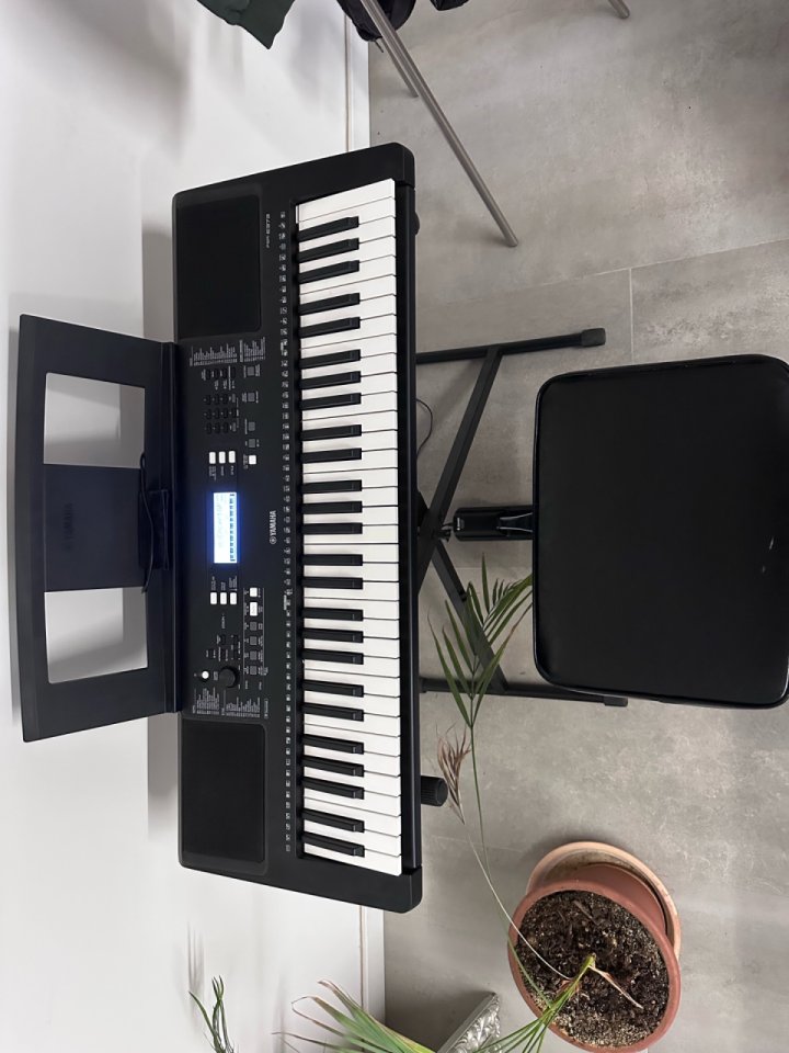 Yamaha PSR-E373 + pack completo de segunda mano · Foto 1 de 2 · Málaga · 229 €