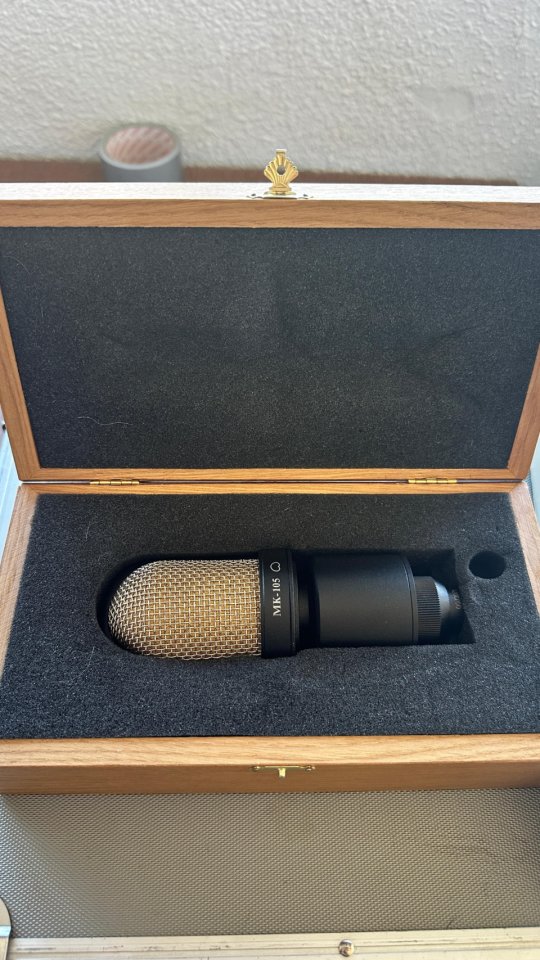 Oktava MK-105 con caja de madera