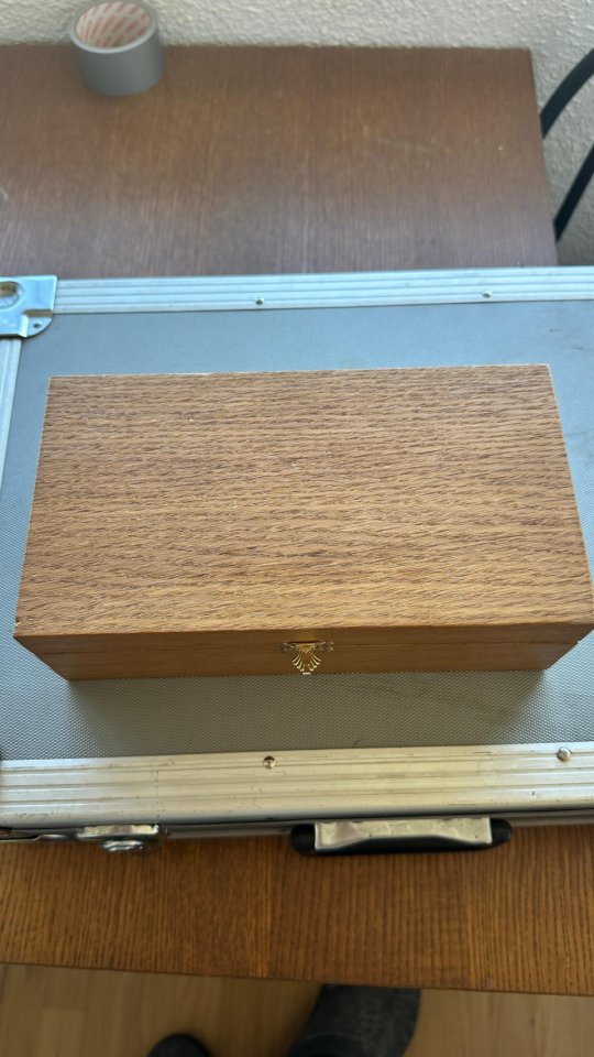 Oktava MK-105 con caja de madera