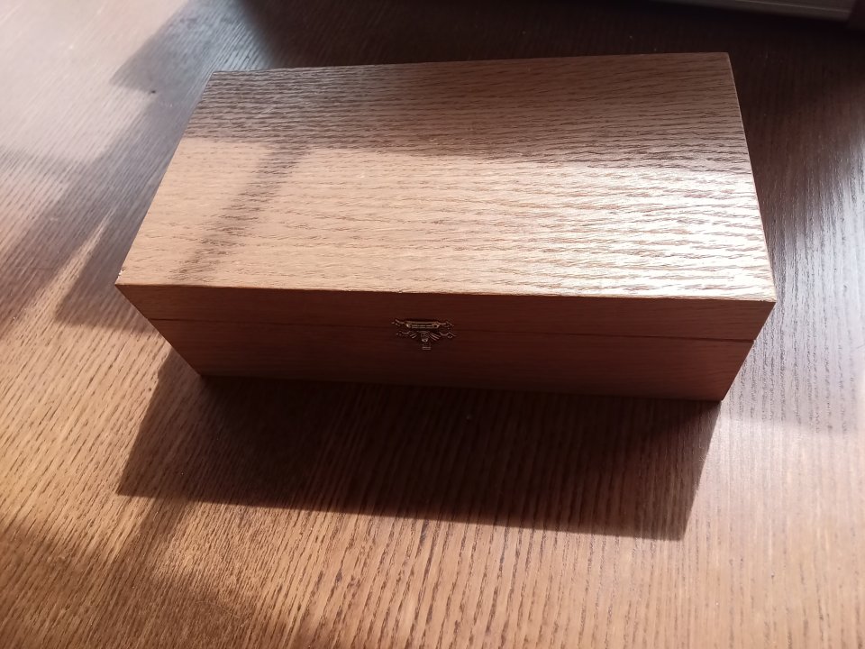 Oktava MK-105 con caja de madera