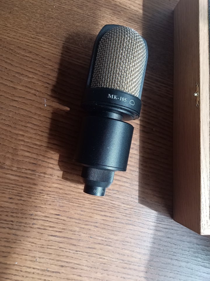 Oktava MK-105 con caja de madera