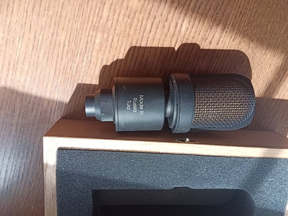 Oktava MK-105 con caja de madera