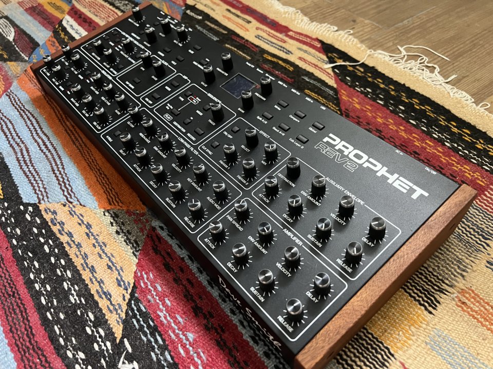 Prophet rev 2 dektop 8 voices de segunda mano · Foto 2 de 3 · Asturias · 1300 €