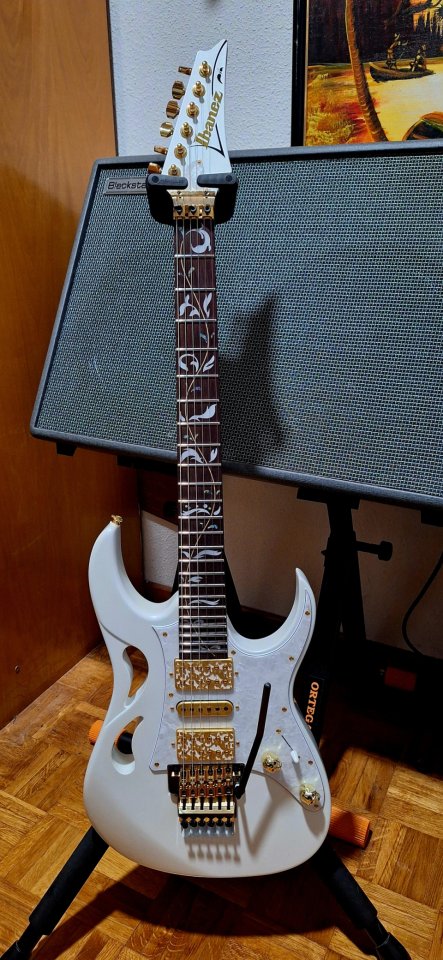 IBANEZ PIA de segunda mano · Foto 1 de 2 · Madrid · 2800 €