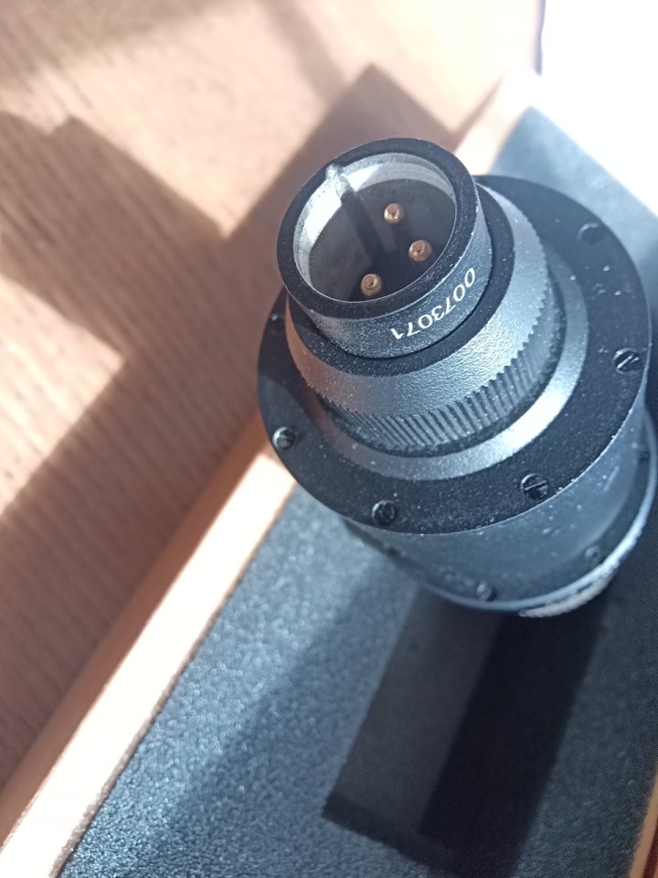 Oktava MK-105 con caja de madera