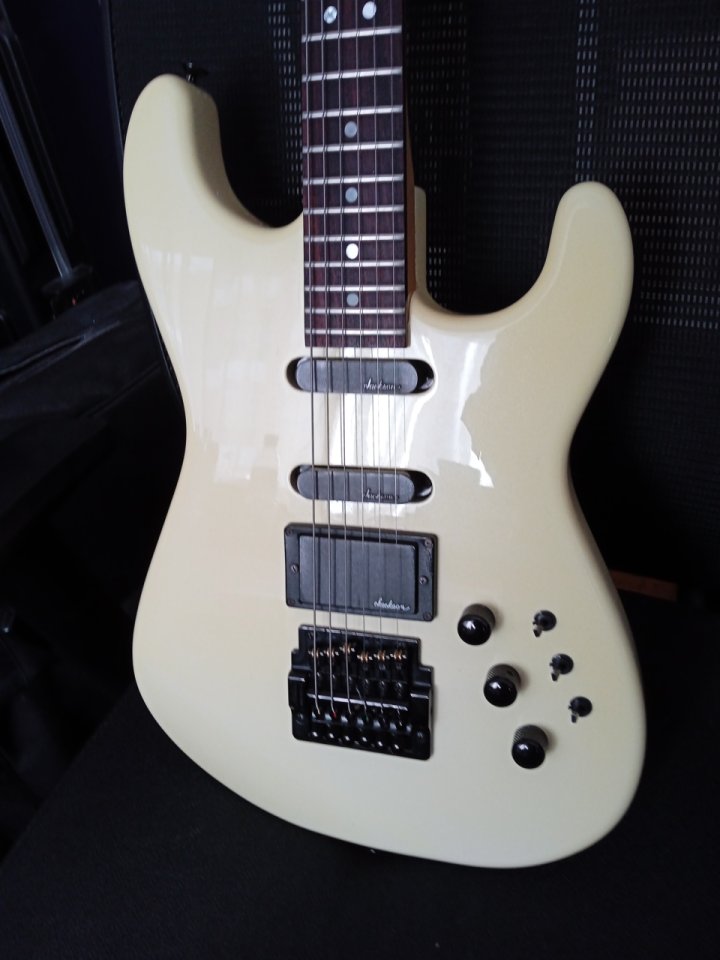 Título: Charvel/Jackson Model 4 Japón 1986 Superstrat