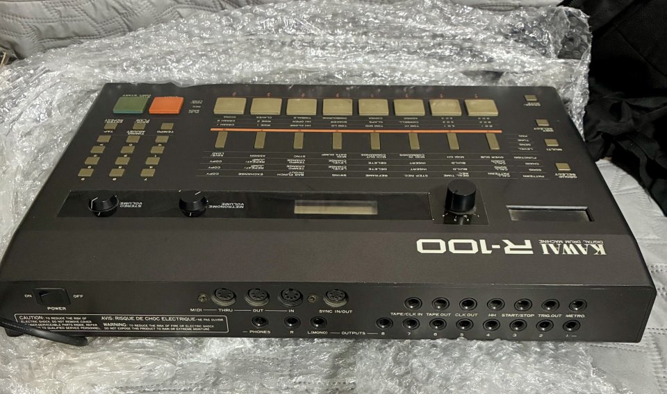 Caja de ritmos Kawai R-100